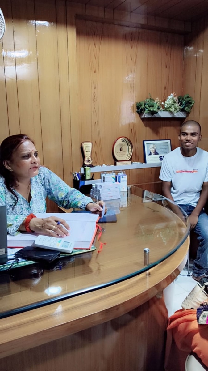 Dr. Geetika Agarwal in consultation with a patient