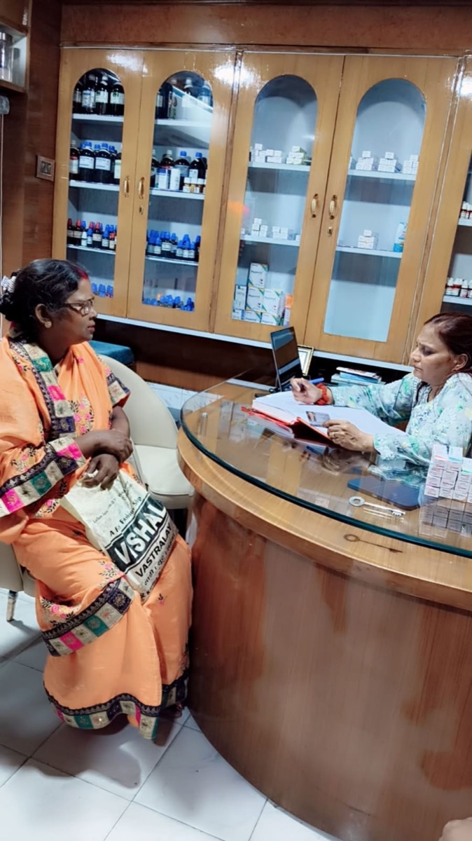 Dr. Geetika Agarwal in consultation with a patient