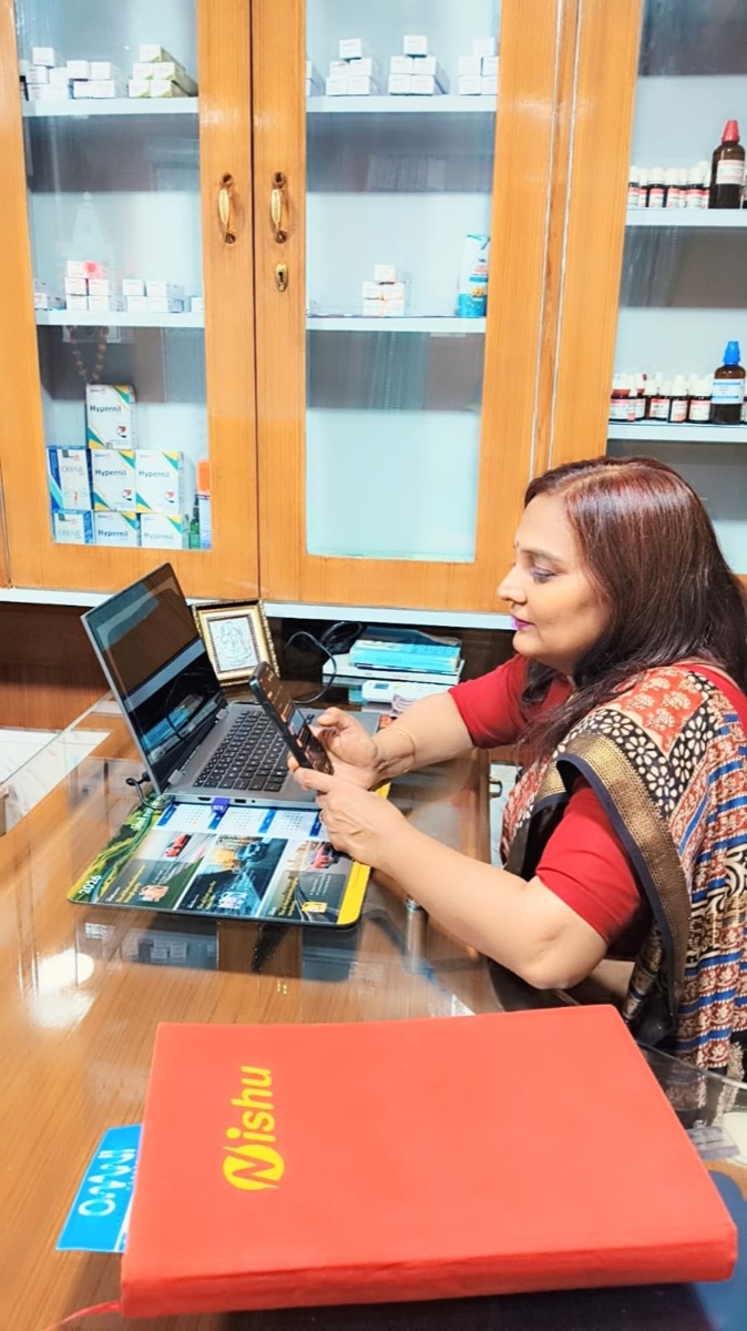 Dr. Geetika Agarwal during a consultation at Omni Homoeo Clinic